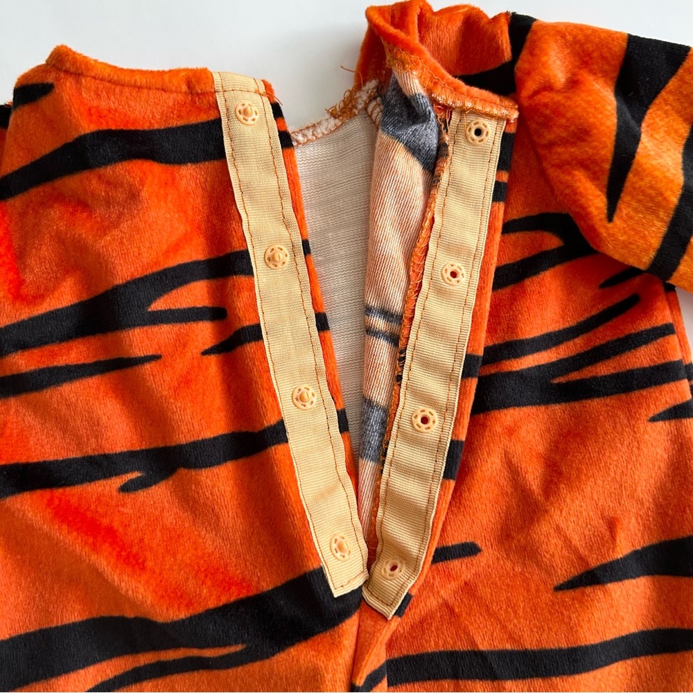 Spirit Halloween Baby Tiger Two Pc Costume
Snap Legs Upper Back Size 0-6 Months - Picture 12 of 14